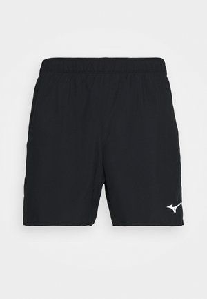 Czarne sportowe spodenki z elastycznym pasem i białym logo Mizuno na dolnej prawej nodze, pokazane na białym tle.