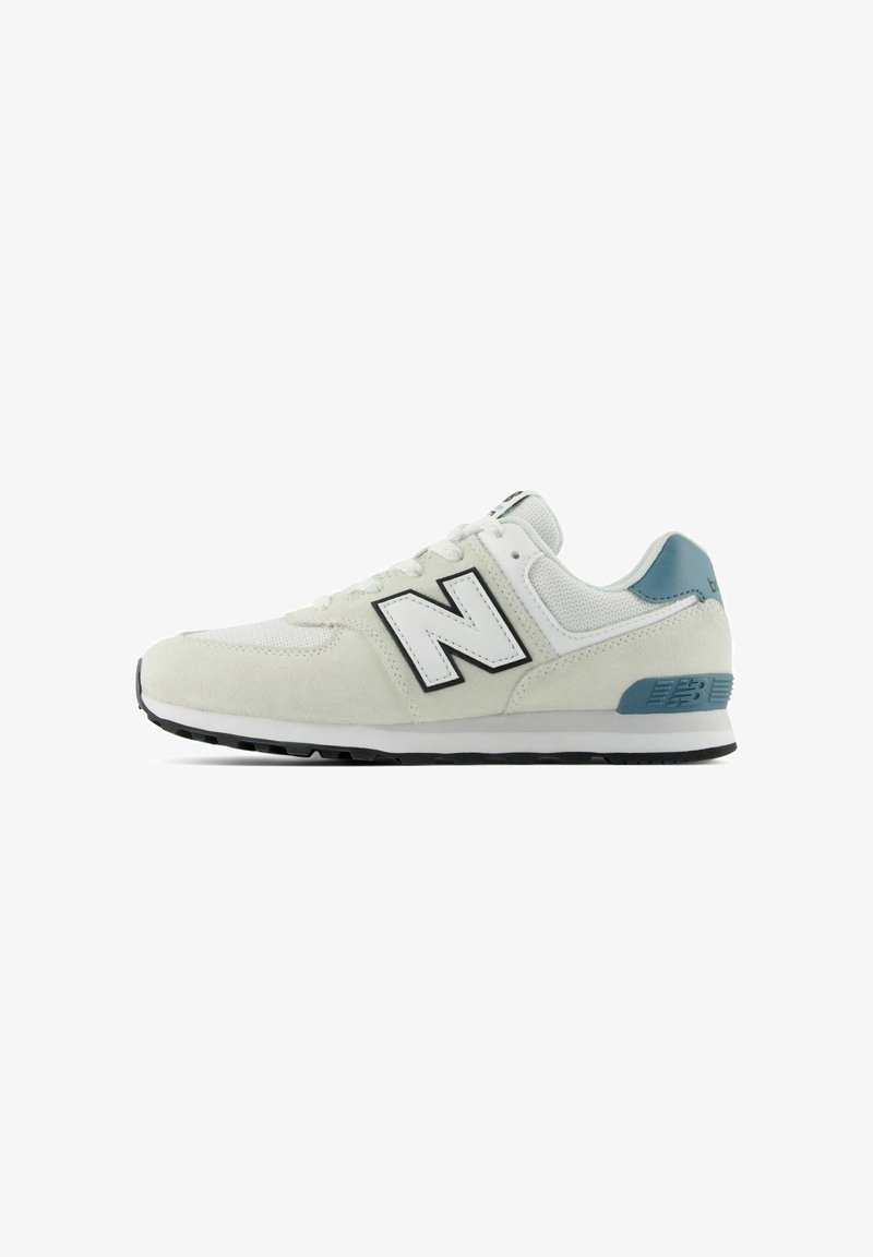 Baskets New Balance blanches et gris clair avec accent bleu au talon, tige en mesh et daim, semelle extérieure noire, vues de côté.