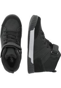 Sorte højtop sneakers i struktureret syntetisk materiale, med snørebånd, stroplukning og en holdbar gummisål med en hvid accentstribe.