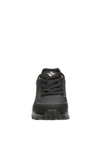 Chaussure de sport noire avec une finition lisse et mate. Caractéristiques : tige perforée, devant lacé et semelle en caoutchouc texturé. Accents en matériel doré.