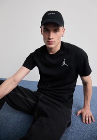Jordan - JUMPMAN CREW - Navadna majica - black Miniaturna slika 1