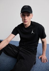 Jordan - JUMPMAN CREW - Lihtne T-särk - black Väikepilt 1