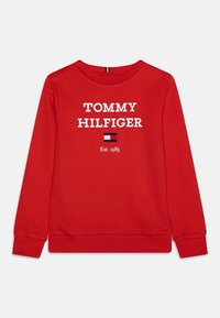 Roter Rundhalsausschnitt-Pullover mit "TOMMY HILFIGER" in Weiß bedruckt, ausgestattet mit einem kleinen Logo-Patch sowie gerippten Bündchen und Saum.