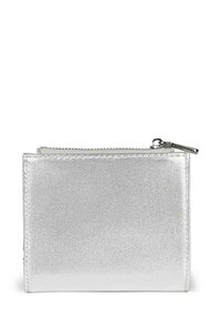 Monedero plateado con cremallera, acabado metálico texturizado, forma rectangular y una pequeña lengüeta de metal en la cremallera.