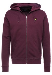 Full-zip vinröd hoodie med dragsko på huvan, framfickor, ribbad mudd och nederkant, med en liten gul fågel-logotyp på vänster bröst.