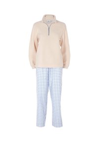 Maglione in pile color beige chiaro con mezza cerniera, abbinato a pantaloni pigiama a quadretti vichy blu e bianchi, taglio dritto.