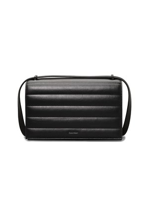 Borsa a spalla in pelle nera con design trapuntato, forma rettangolare, tracolla regolabile e branding sottile sulla parte anteriore.