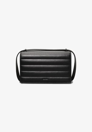 Bolso de hombro de cuero negro con diseño acolchado, forma rectangular, correa ajustable y un sutil logo en la parte frontal.