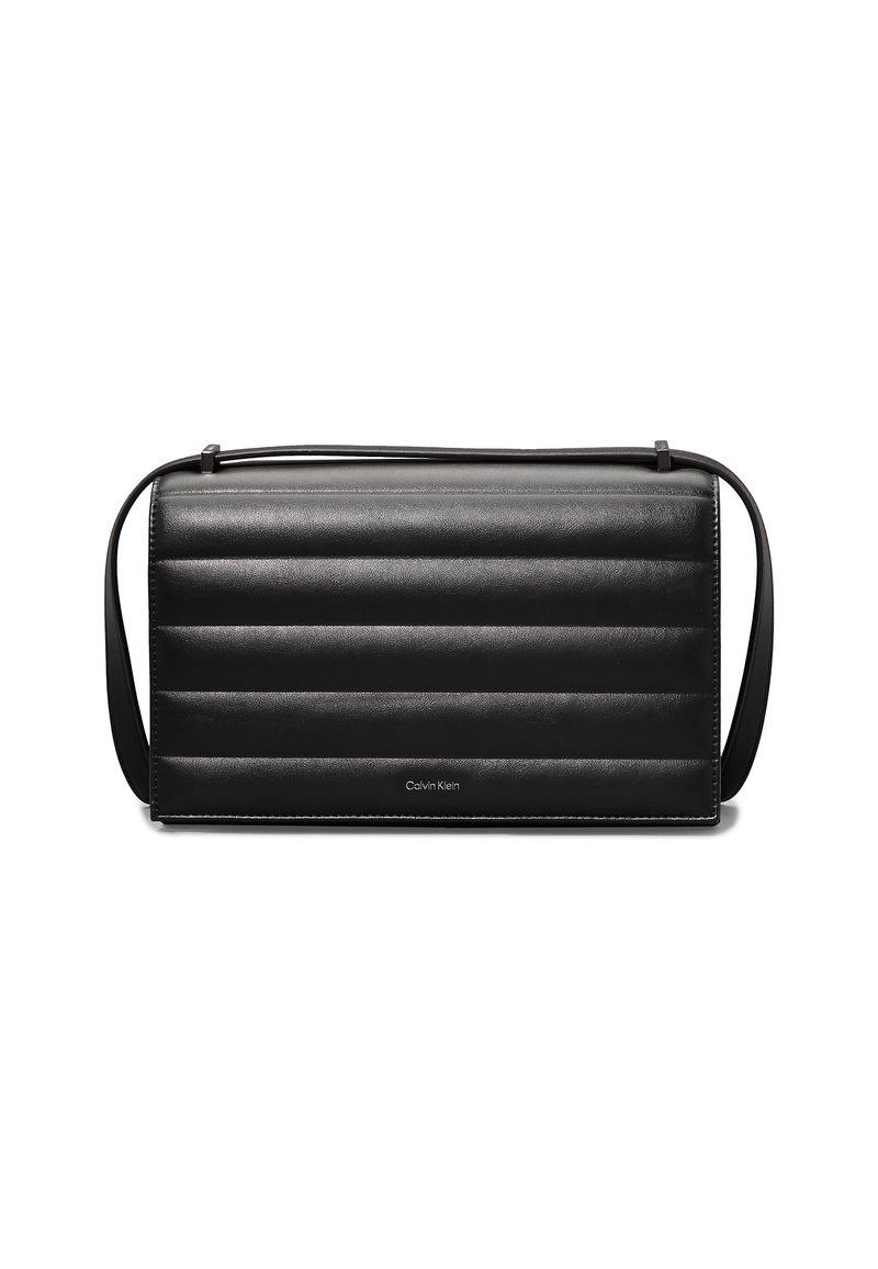 Borsa a spalla in pelle nera con design trapuntato, forma rettangolare, tracolla regolabile e branding sottile sulla parte anteriore.