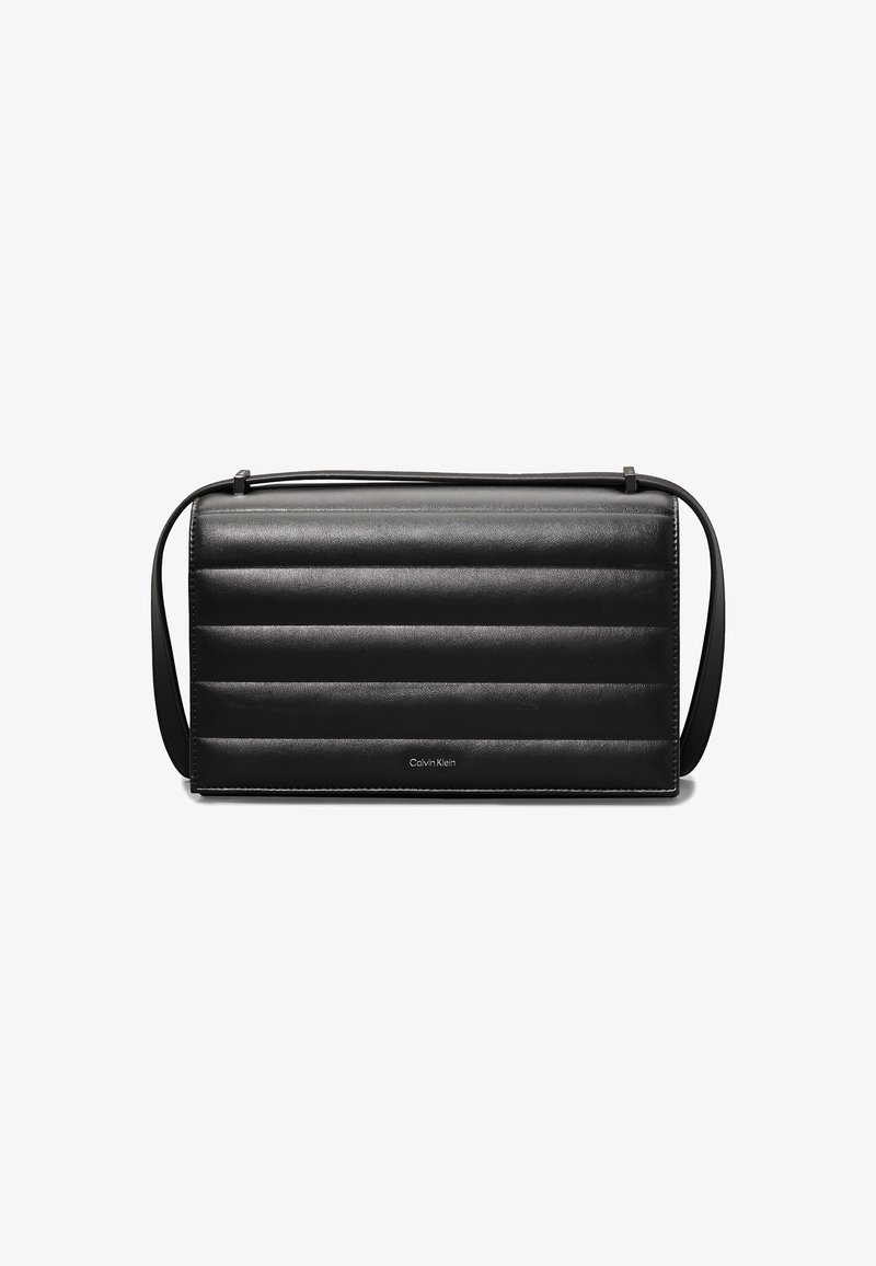 Schwarze Leder-Schultertasche mit gestepptem Design, rechteckiger Form, verstellbarem Riemen und dezentem Branding auf der Vorderseite.
