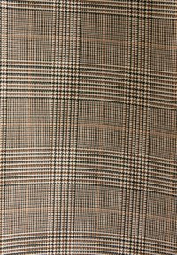 Motif de tissu pied-de-poule et à carreaux marron et noir avec alternance de petits carreaux et de rayures dans une disposition en grille.