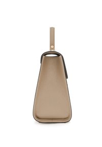Beige Leder-Shopper mit dreieckiger Form, strukturierten Oberflächen, schwarzen Akzenten und einem kurzen Henkel. Die Hardware verfügt über einen Druckknopf.