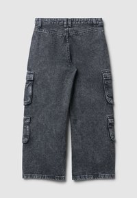 Pantaloni cargo in denim grigio scuro, caratterizzati da gambe ampie, due tasche laterali e una vestibilità rilassata con dettagli cuciti lungo le cuciture.