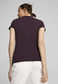 Puma LOGO TEE - Majica kratkih rukava s printom - midnight plum