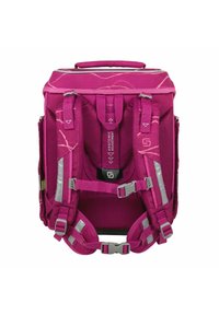 Zaino rosa brillante con accenti riflettenti, spallacci imbottiti e maniglia superiore. Presenta un design ergonomico per comfort e supporto.