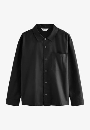 Zwarte lange mouwen shirt van lichtgewicht stof. Heeft een puntige kraag, een knoopsluiting aan de voorkant en een borstzak. Glad textuur.