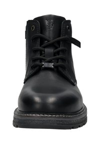 Schwarze Lederknöchelstiefel mit runder Zehe, dicker Sohle, schwarzen Schnürsenkeln und geprägtem Logo auf der Zunge, von vorne betrachtet.