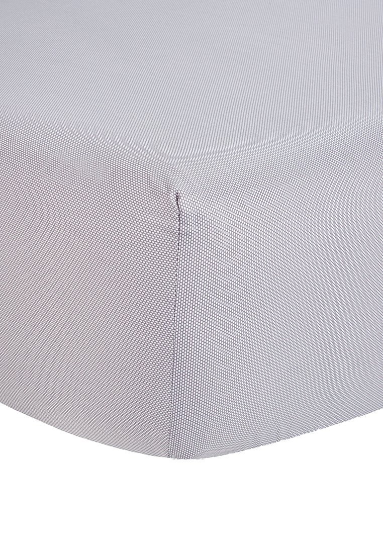 Housse de matelas grise ajustée avec un motif tissé texturé, mettant en avant des bords droits et des coins lisses. Le matériau semble durable et respirant.