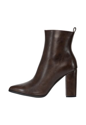 Stivaletto alla caviglia in similpelle marrone con punta appuntita e tacco a blocco. Texture liscia, parte superiore dal design elegante e linguetta posteriore per facilitare la calzata.