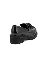 Scarpe in pelle verniciata nera con suola in gomma spessa e dettaglio frangia decorativa davanti. Forma arrotondata con tacco basso.