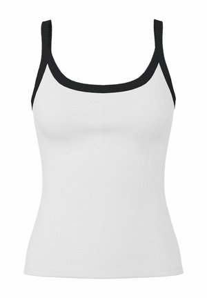 Débardeur blanc côtelé avec encolure carrée noire et bretelles noires, coupe ajustée, sans manches.