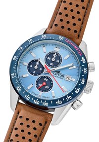 Orologio cronografo con quadrante blu, cassa argentata e cinturino in pelle perforata marrone. Presenta tre sottodial e indicazione della data.