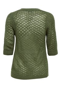 Oliwkowy sweter dziany z otwartym splotem, o rękawach do trzech ćwiartek i ribbingu przy mankietach. Wykończony okrągłym dekoltem.