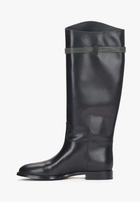 Knee-high černé kožené boty s hladkým povrchem, zaoblenou špičkou a zeleným akcentním páskem na vrchu, s nízkým obdélníkovým podpatkem.