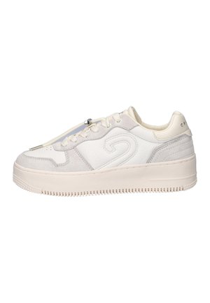 Witte lage sneaker met beige suède accenten, dikke zool, gestikte nummer "2" aan de zijkant en afgeronde veters met metalen uiteinden.