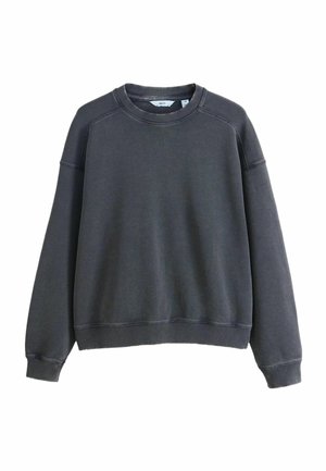 Grå sweatshirt med tekstureret stof, ribbet halsudskæring og manchetter, med en afslappet pasform og lange ærmer. Ingen mønstre eller logoer synlige.