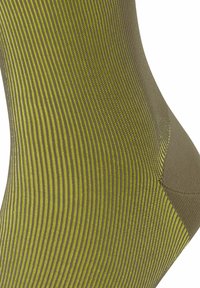 Zielono-brązowe skarpetki w paski o żebrowanej strukturze, z wzmocnionym czubkiem i subtelnymi elastycznymi akcentami wzdłuż górnej krawędzi.