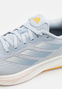 adidas Performance SUPERNOVA RISE - Bėgimo batai plentui - halo blue/blue