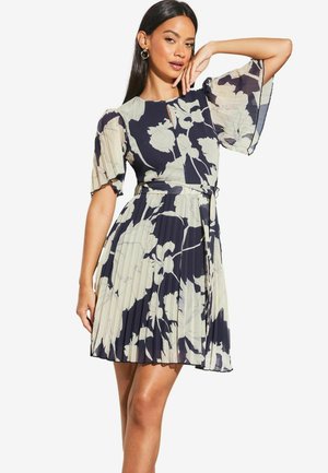 Lipsy FLUTTER SLEEVE REGULAR FIT - Vapaa-ajan mekko - navy blue floral