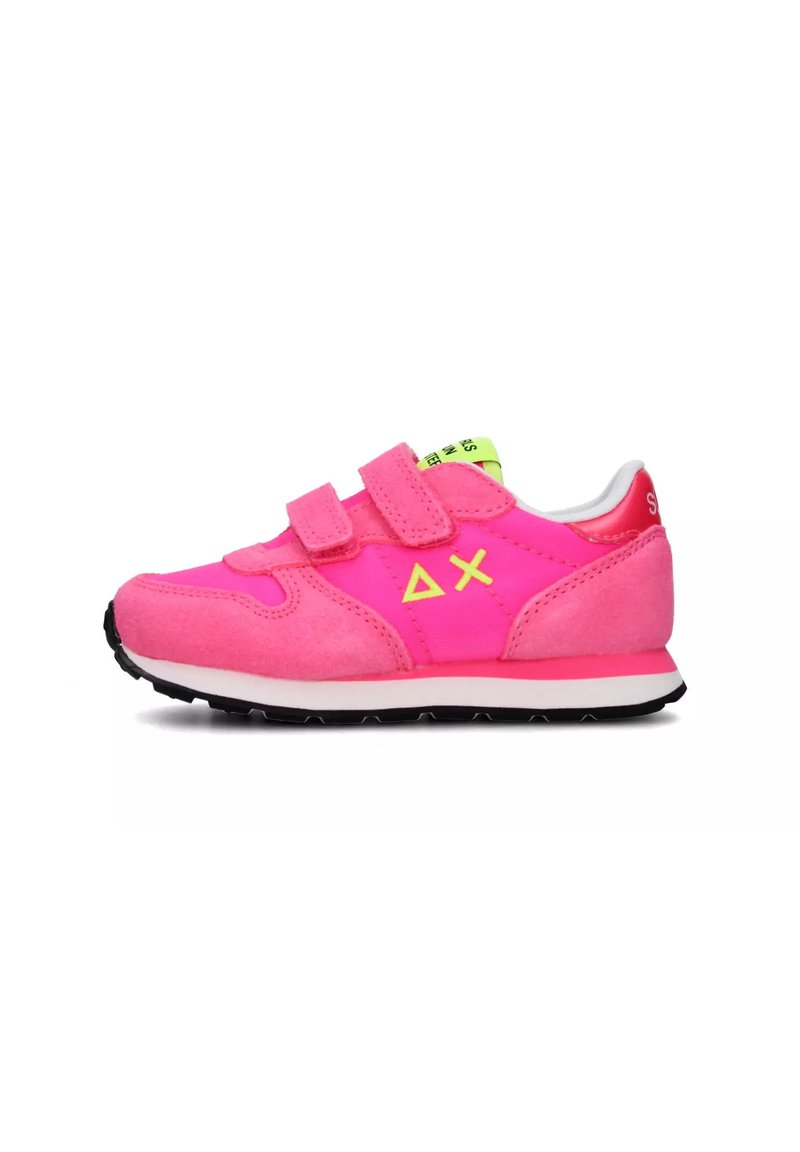 Sneaker rosa con un mix di materiali in suede e synthetic, doppie fasce in Velcro e una suola in gomma nera texturizzata. Presenti anche dettagli neon.