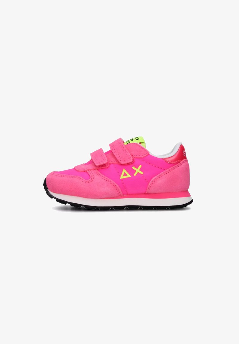Sneaker rosa con un mix di materiali in suede e synthetic, doppie fasce in Velcro e una suola in gomma nera texturizzata. Presenti anche dettagli neon.