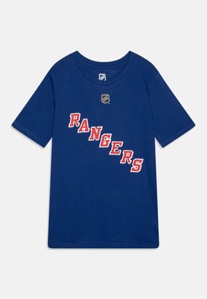 T-shirt en coton bleu avec un texte rouge "RANGERS" en gras disposé de manière décalée et un petit logo NHL au-dessus de l'encolure. Manches courtes.