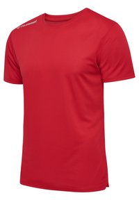 Rød atletisk T-shirt lavet af åndbart materiale, rund hals, korte ærmer, med en subtil tekstur og et logo på venstre skulder.