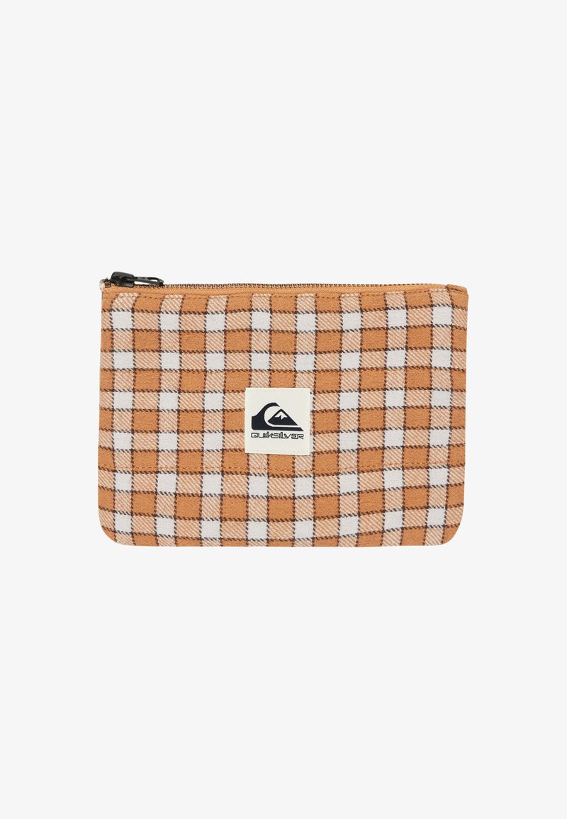 Brun og hvid ternet lynlås-tegnebog med en tekstureret stof, der har en udvendig logo-patch, rektangulær form og kontrasterende syninger.