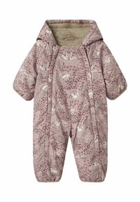 Un traje de nieve infantil en un rosa suave con un forro suave y peludo, que presenta patrones de cisnes y un diseño con capucha. Textura acolchada en todo el conjunto.