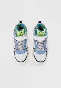 High-top sneakers met een witte en lichtblauwe leren bovenkant, gaasdetails, zwarte accenten en een kleurrijke gedessineerde voering.