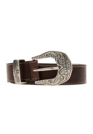 Cintura in pelle marrone con fibbia e passante incisi tono argento, con il nome del marchio "GUESS" sulla fibbia.