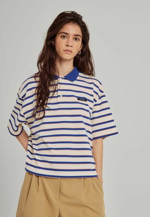 Gestreept poloshirt in crème, blauw en oranje, met korte mouwen, een blauwe kraag en een klein zwart logo-opdruk op de borst.
