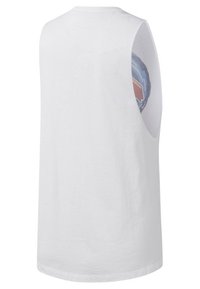 Weißes ärmelloses T-Shirt aus Baumwolle mit Rundhalsausschnitt und einem grafischen Design, das von der linken Schulter aus hervorschaut.