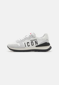 Unselected, bianco/nero/rosso