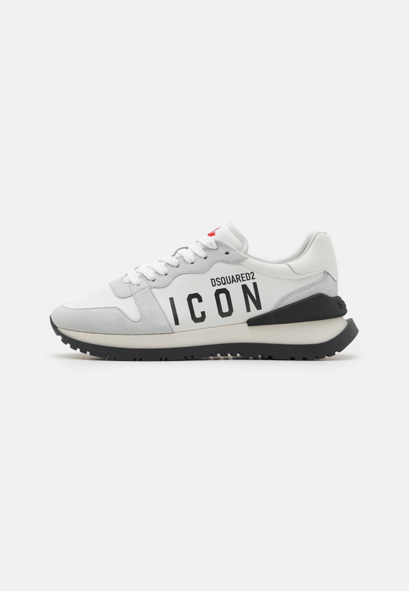 Sneakers laget av hvitt lær og grå semsket skinn, med en svart "ICON"-logo, hvite snøringer og en svart gummisåle.