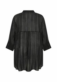 Fekete, laza szabású ing, galléros nyakkivágással, háromnegyedes ujjal és függőleges fémes csíkokkal. Áttetsző anyag, redőzött részletekkel.