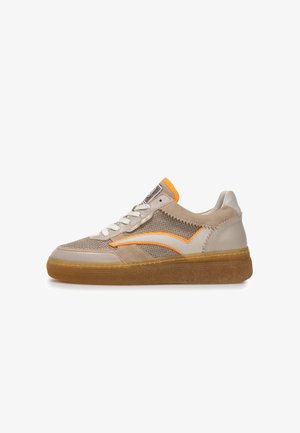 Beige sneaker van mesh- en suède materialen, met oranje accenten en een getextureerde bruine rubberen zool. Voorzien van witte veters en een logopatch.