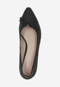 Schwarze, spitz zulaufende Ballerina mit Schlangenlederstruktur, ausgestattet mit einer Schleifenakzent auf der Zehe und einer glatten beigen Innensohle.