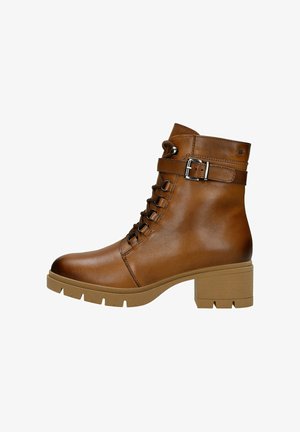 Stivale alla caviglia in cuoio marrone con punta rotonda, lacci sul davanti, dettaglio con fibbia alla caviglia e tacco spesso e testurizzato.