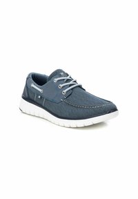 Zapatillas casuales para hombre en tela azul oscuro con acentos grises, puntera redonda, suela de goma blanca y cordones grises con ojales metálicos.